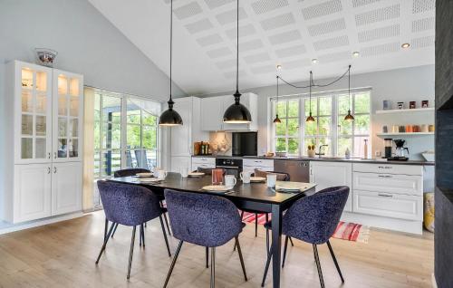 KrejbjergにあるBeautiful Home In Ejstrupholm With Wifiのキッチン(ダイニングルームテーブル、椅子付)