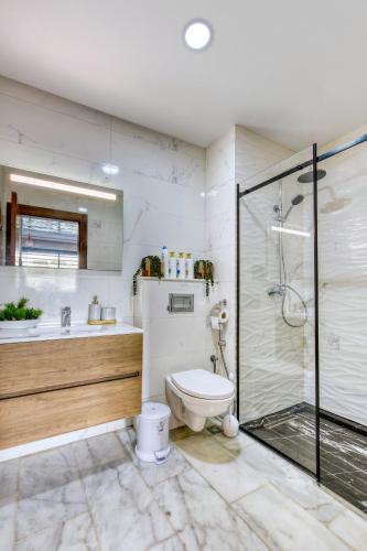 ein Badezimmer mit Dusche, Toilette und Waschbecken in der Unterkunft Sergio by atlas in Agadir