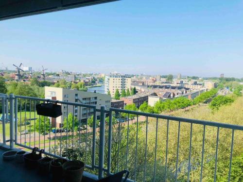 Un balcón con vista a una ciudad en Ladies only! neat cozy room, great loc in Schiedam, en Schiedam