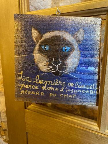 a picture of a cat on a sign on a door at Les Carillons du Bois de l'Orme in Les Pechs-du-Vers