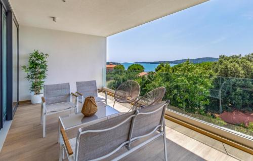 un soggiorno con tavolo e sedie e una grande finestra di Stunning Home In Pomer With Sauna a Pomer