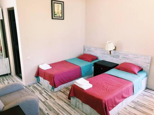 Una cama o camas en una habitación de Hotel Gardenia beradze