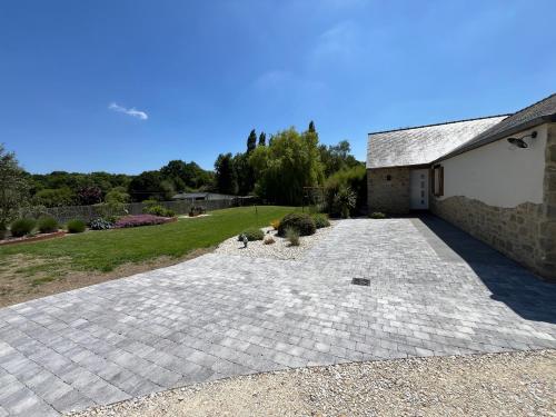 une allée en pierre en face d'une maison dans l'établissement La petite maison, à Plélan-le-Petit