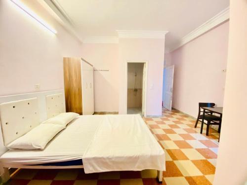 Ένα ή περισσότερα κρεβάτια σε δωμάτιο στο Nhà nghỉ Vườn Đào