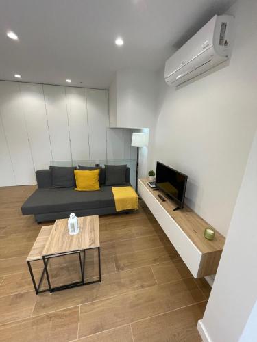 Apartamento PLAYA DE SALGUEIRON في كانجاس دي مورازو: غرفة معيشة بها سرير وطاولة