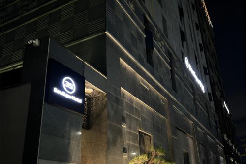 a sign on the side of a building at night at 3S HOTEL 동탄점 - Boutique in Hwaseong