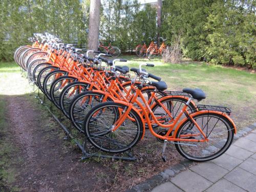 Una fila de motos naranjas estacionadas una al lado de la otra. en Gästhem Kronan, en Mariehamn