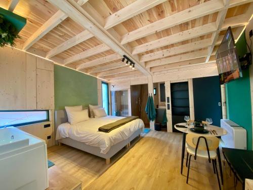 Postel nebo postele na pokoji v ubytování Capsule Bobble Mons Centre - Jacuzzi - Sauna - Netflix