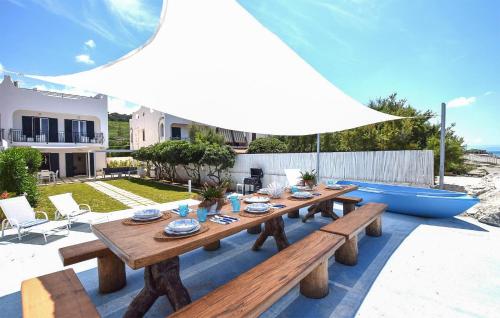 ファレルナにある3 Bedroom Beautiful Home In Falernaの木製テーブル、パティオ(ベンチ付)