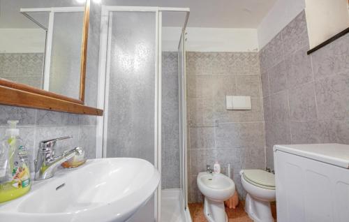Bilik mandi di 2 Bedroom Awesome Home In Moneglia