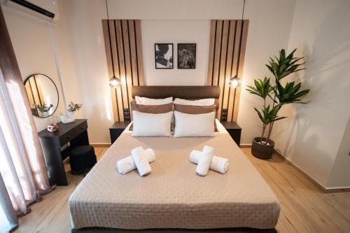 a bedroom with a large bed with two towels at Athenee in Preveza