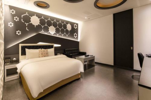 a bedroom with a large white bed in a room at 3S HOTEL 동탄점 - Boutique in Hwaseong