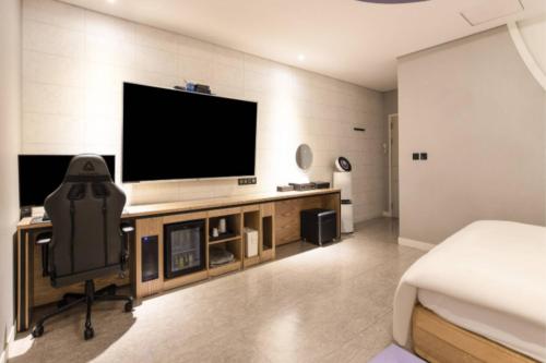 a bedroom with a flat screen tv and a bed at 3S HOTEL 동탄점 - Boutique in Hwaseong