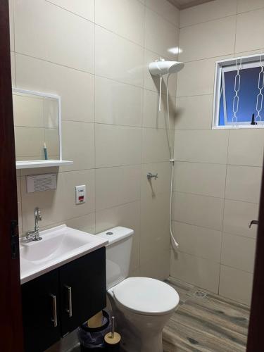 a bathroom with a toilet and a sink and a shower at Chalés do vale Extrema vermelho in Extrema