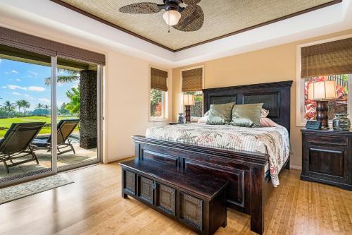 Un dormitorio con una cama grande y un piano. en Tropical Villa wPrivate Pool Golf Course Views, en Waikoloa