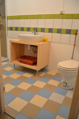 une salle de bain avec un lavabo et des toilettes dans l'établissement Y here, à Vaison-la-Romaine