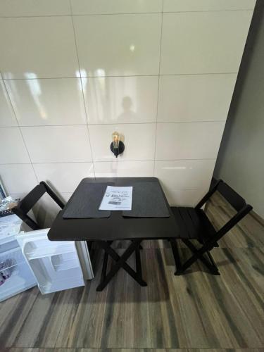 a black table and chairs in a room at Chalés do vale Extrema vermelho in Extrema