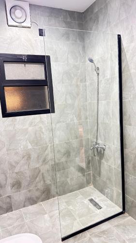 una doccia con una porta in vetro in un bagno di شقة فاخرة بحي الوزارات a Riyad