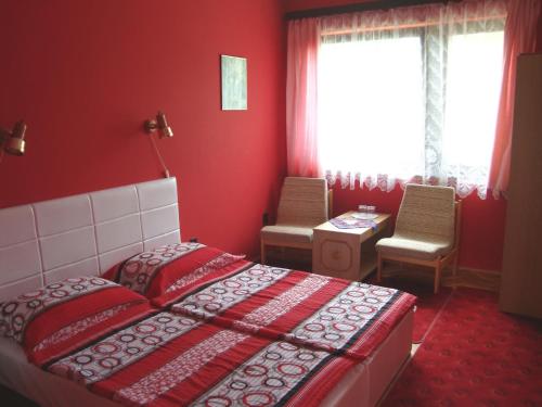 En eller flere senge i et værelse på VUCA medencés, klimatizált Apartmanház