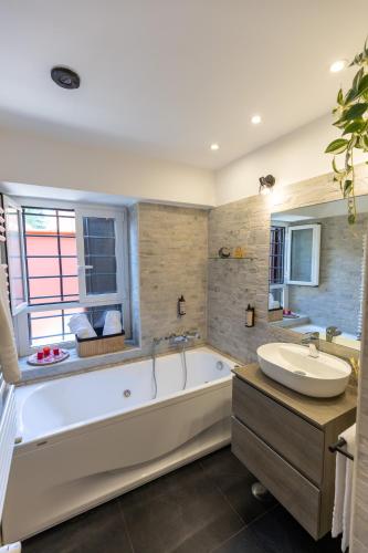 a large bathroom with a tub and a sink at La Villetta nel Parco in La Giustiniana