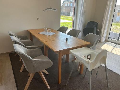 - une table et des chaises en bois dans l'établissement Feriennest am Wangermeer, à Wangerland