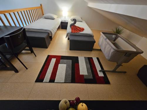 - une chambre avec 2 lits et un cygne au sol dans l'établissement Le Louvre, à Saint-Symphorien-dʼOzon