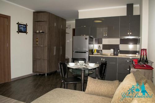 Kuchyň nebo kuchyňský kout v ubytování Your Batumi Apartments
