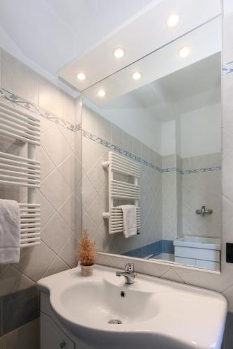 a bathroom with a sink and a mirror at Villa Nymphaea Sperlongaresort in Sperlonga