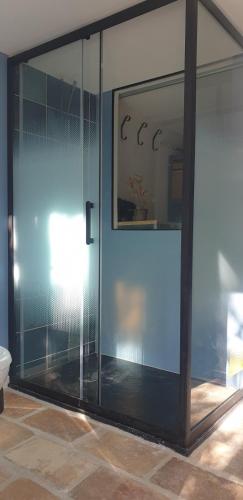 une paroi en verre dans une chambre avec des toilettes dans l'établissement Villa vue mer exceptionnelle Sete Mont St Clair, à Sète