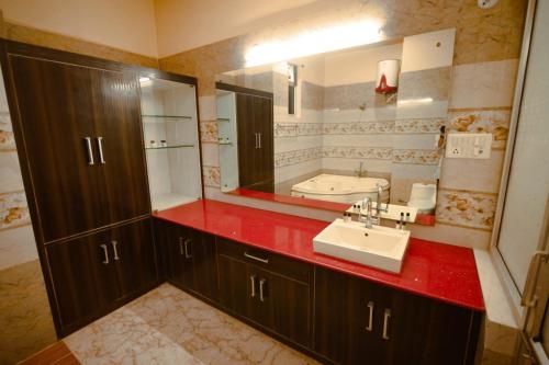A bathroom at Taraji Resort