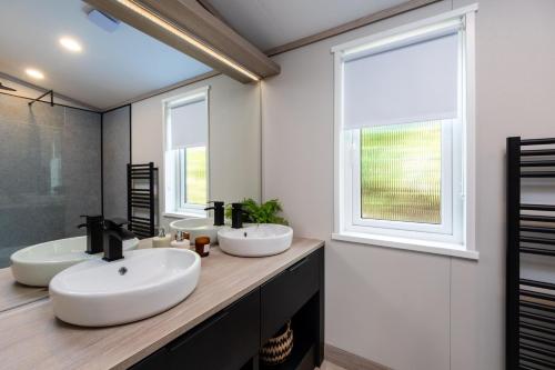 セント・アンドルーズにあるHot tub Lodge, Victory 101の洗面台が2つと窓があるバスルーム