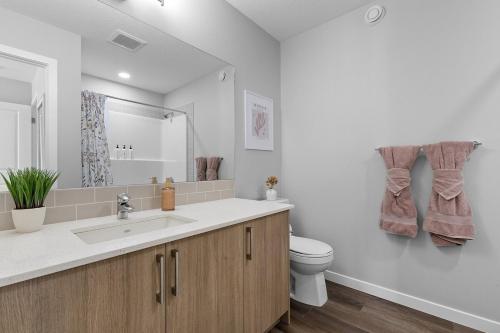 łazienka z umywalką i toaletą w obiekcie Relax in Comfort, AC, YYC, CrossIron Mills, Banff w mieście Calgary