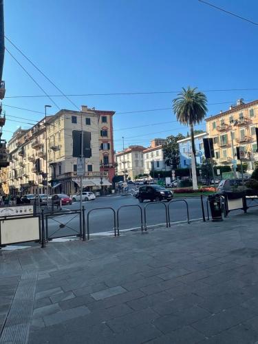 ulica miejska z budynkami i samochodami na drodze w obiekcie LE CAMERE DI OLTI w mieście La Spezia