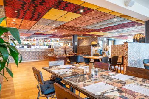 Restaurant ou autre lieu de restauration dans l'établissement Gwynne House - Historic Riverside Rooms & Apartments in Hereford City Centre, Sleeps 1-16