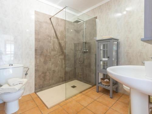 Un baño con ducha, inodoro y lavabo. en Mas Mare de la Font para 25 personas /1095, en Castelló d'Empúries