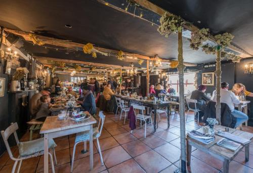 Restaurant ou autre lieu de restauration dans l'établissement Gwynne House - Historic Riverside Rooms & Apartments in Hereford City Centre, Sleeps 1-16