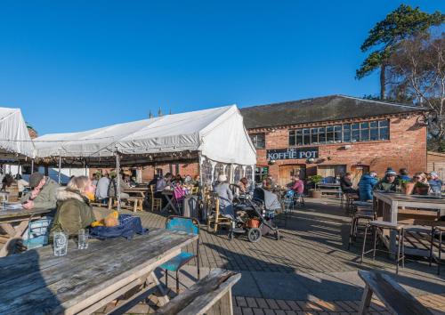 Restaurant ou autre lieu de restauration dans l'établissement Gwynne House - Historic Riverside Rooms & Apartments in Hereford City Centre, Sleeps 1-16