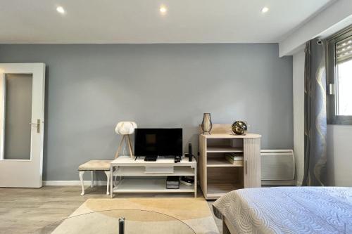 - une chambre avec un lit et une télévision sur une table dans l'établissement Charming studio near the old port - Cannes, à Cannes