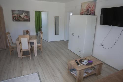 Телевизор и/или развлекательный центр в Apartmani Rosica