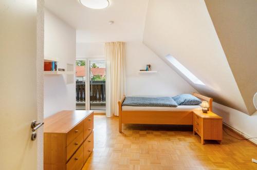una camera da letto con un letto e una finestra di Ferienwohnung an der Ohme a Warburg