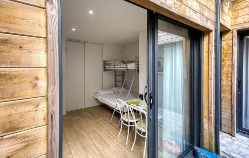Zimmer mit einem Bett und einer Glasschiebetür in der Unterkunft Appartement Proche Plage in La Rochelle