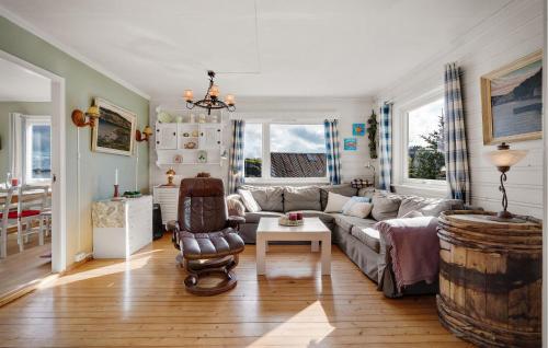 Χώρος καθιστικού στο Amazing Home In Rong With Ethernet Internet