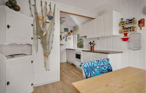 Η κουζίνα ή μικρή κουζίνα στο Amazing Home In Rong With Ethernet Internet