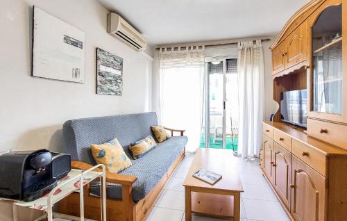 a living room with a couch and a tv at Beautiful Apartment In Canet De Berenguer in Canet de Berenguer