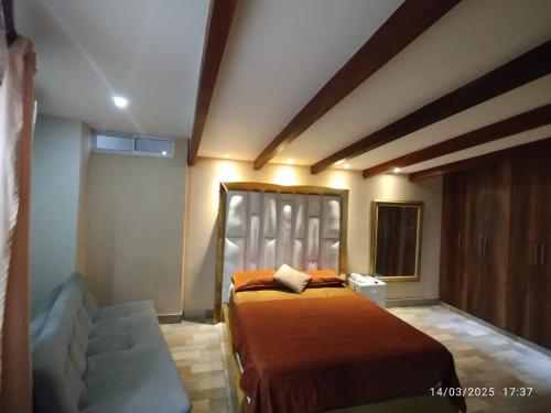 a bedroom with a bed and a couch at San Francisco Plaza Real in Bucaramanga