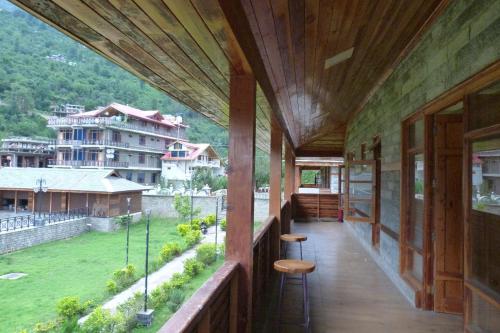 Ein Balkon oder eine Terrasse in der Unterkunft Hotel Devlok Himachal Swarg By Beas - Your Gateway to Heaven