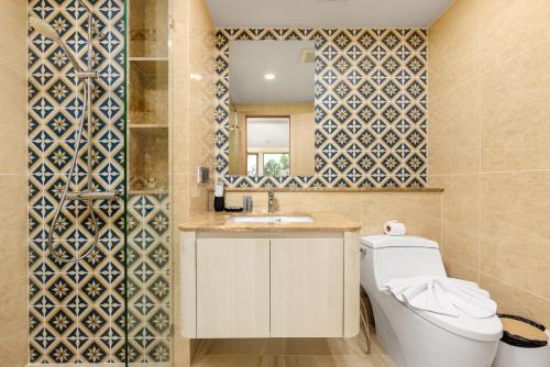 Laguna PhuketにあるModern 1-BR at The Ozone Phuket BangTao Beach by TropicLookのトイレ、洗面台、鏡を備えたバスルーム