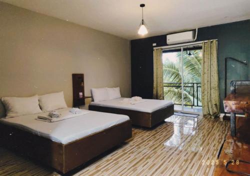 a bedroom with two beds and a window with a piano at River Ranch Resort in Tupi