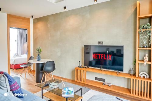 a living room with a flat screen tv at Stayhere Casablanca - Gauthier 1 - Modern Residence in Casablanca