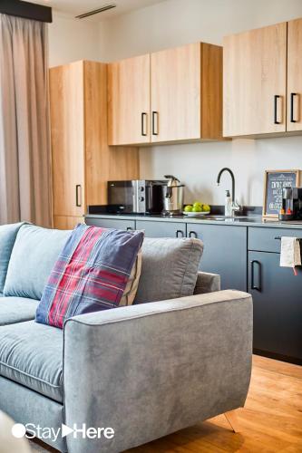 a living room with a couch and a kitchen at Stayhere Casablanca - Gauthier 1 - Modern Residence in Casablanca